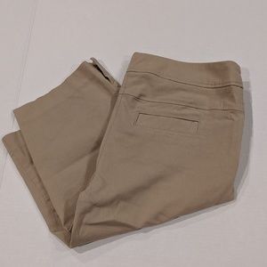 4/$20 Style & Co tan stretch Capri pants size 12